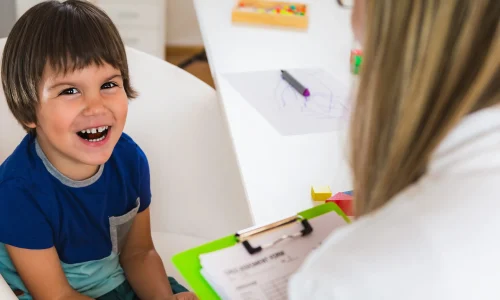 child-psychology-little-boy-talking-psychologist